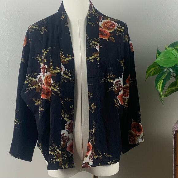 NWT Nessa's Natural Boutique Black Floral Short Kimono One Size - Picture 3 of 8